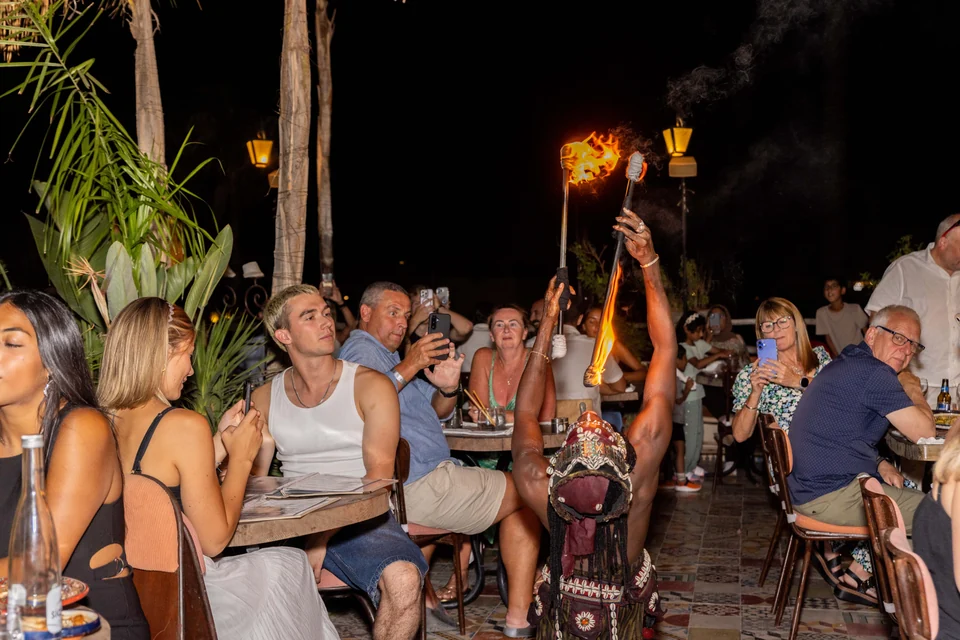 Clientes viendo un espectáculo de fuego durante la cena en Coco Rooftop