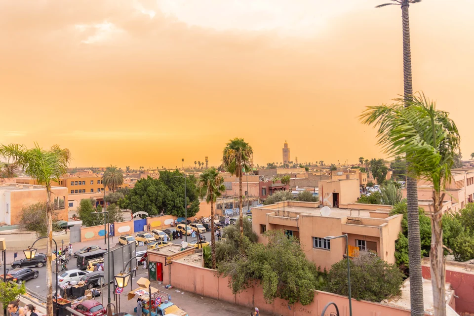 Vista de los tejados y palmeras de Marrakech hacia la Koutoubia al atardecer