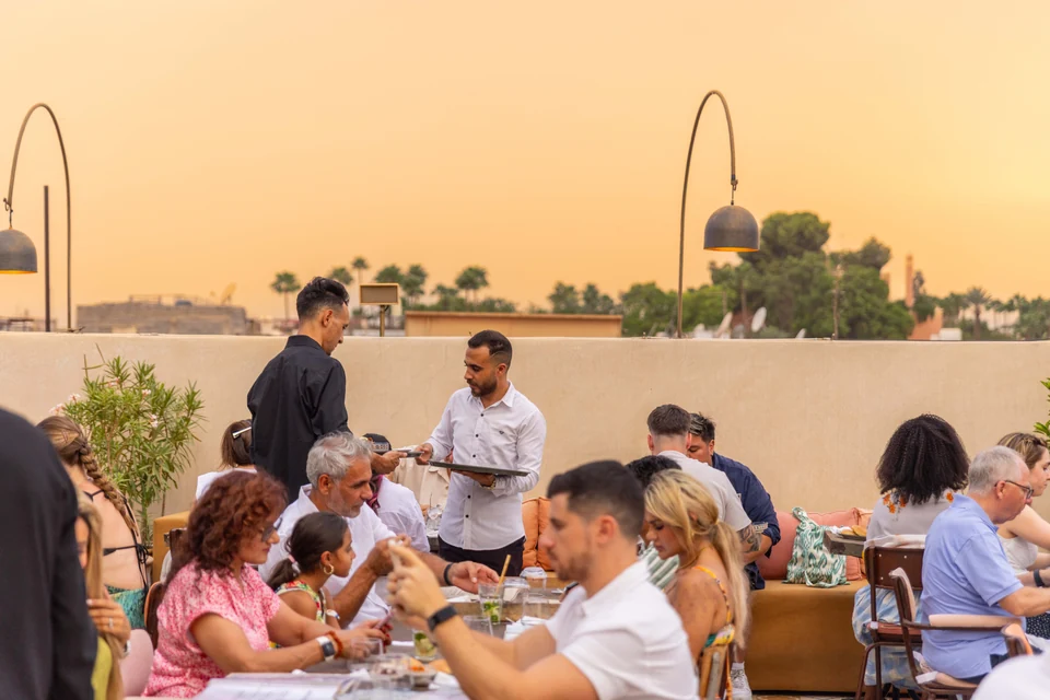 Equipo del restaurante atendiendo a los clientes en la terraza Coco Rooftop